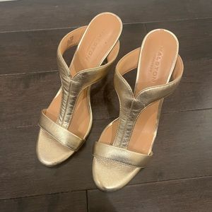 Halston Heritage Pump